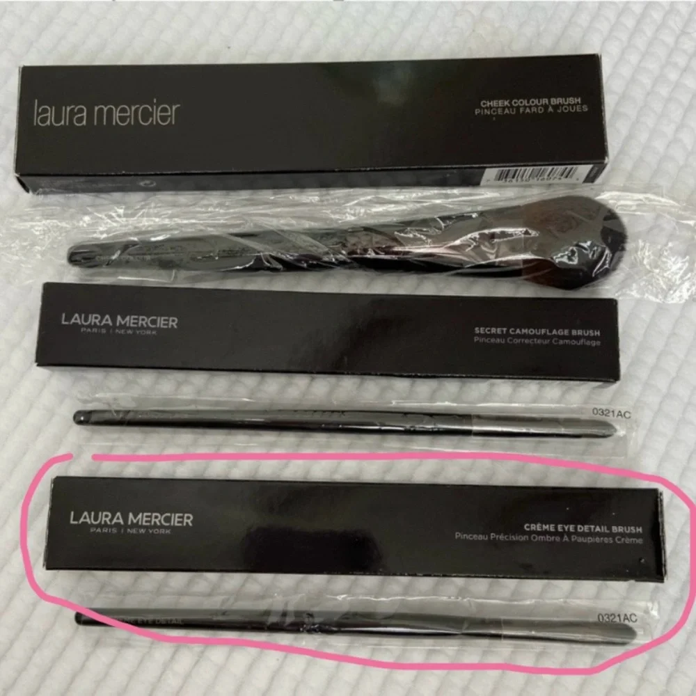 Laura Mercier Brush “Crème Eye Detail” Brush - NWT in box